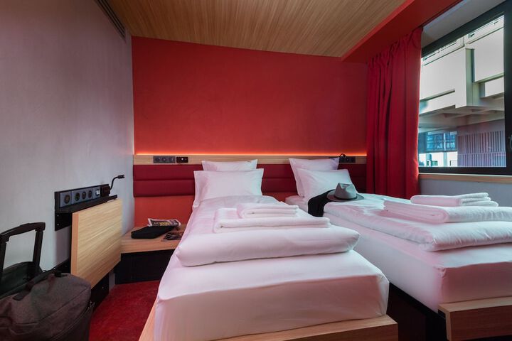 Room 17 of 37