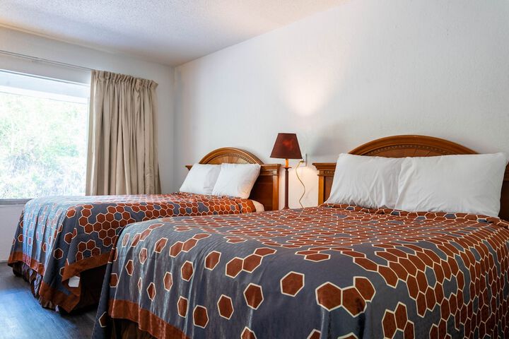 2 Queen Beds (2 of 7)
