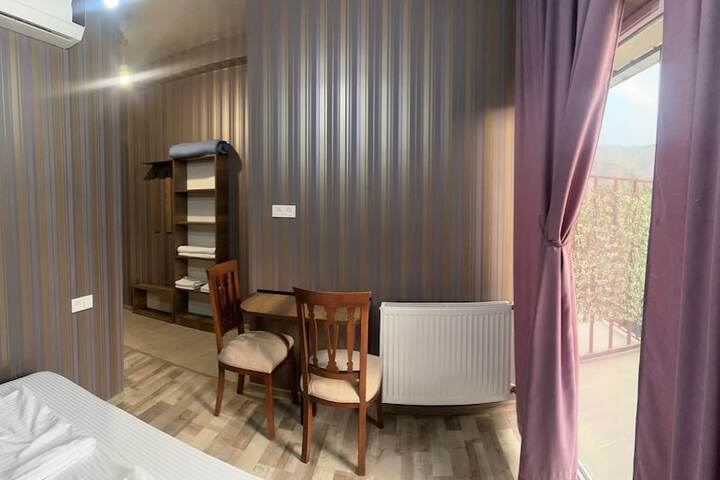 Room 4 of 28