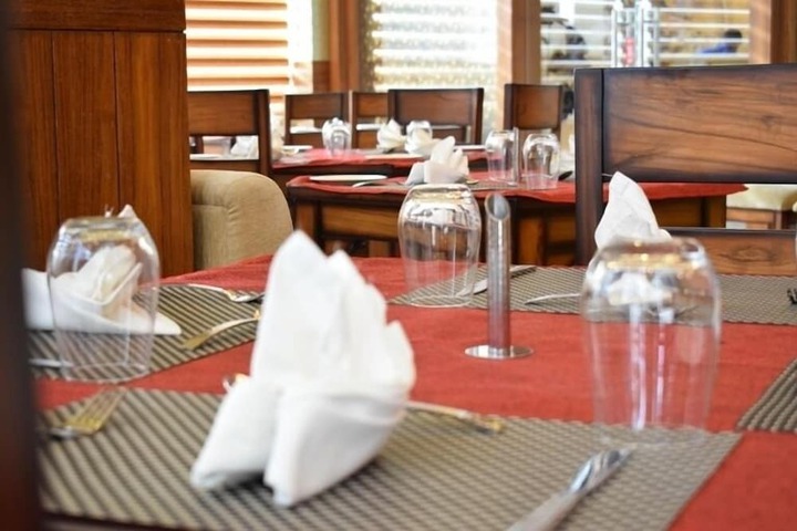 Dining 12 of 17