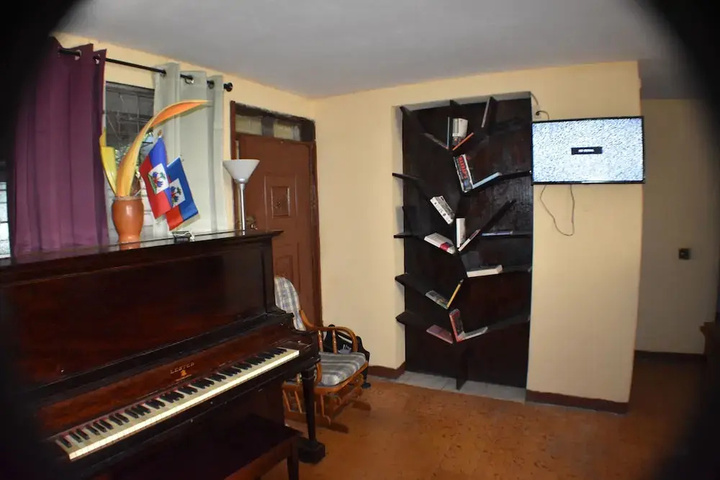 Room 4 of 16