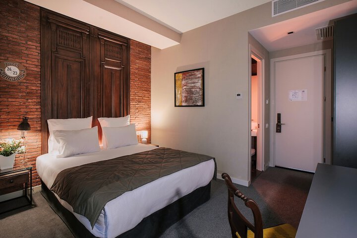 Room 10 of 127
