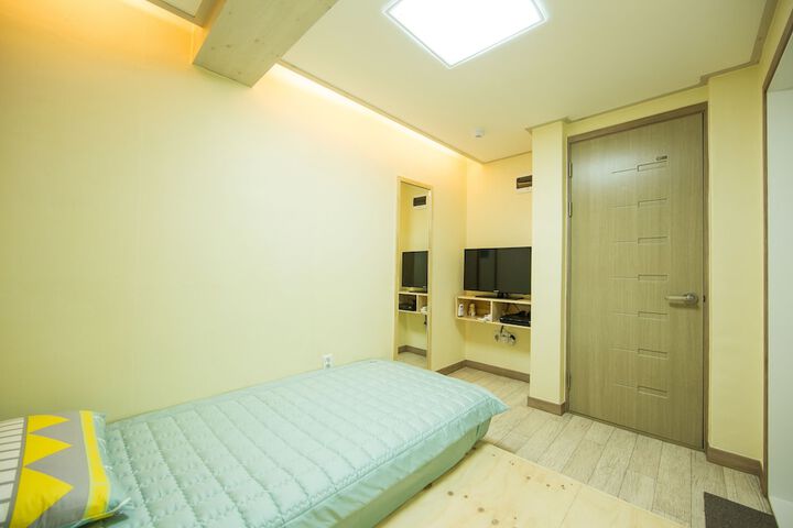 Room 4 of 35