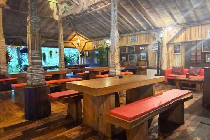 Dining 40 of 69