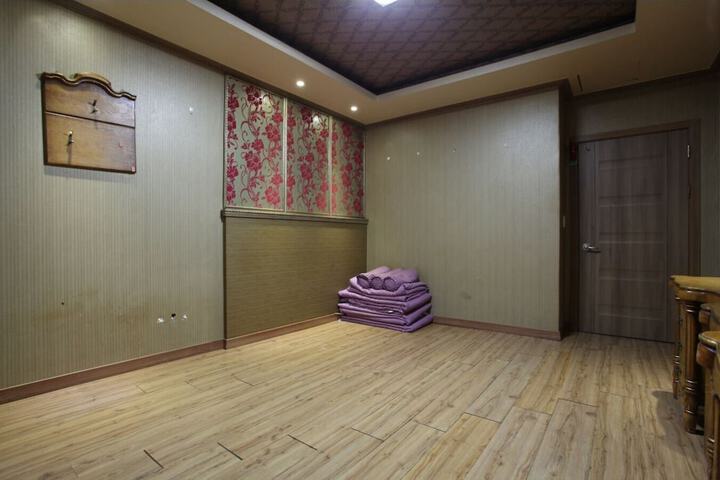 Room 6 of 10