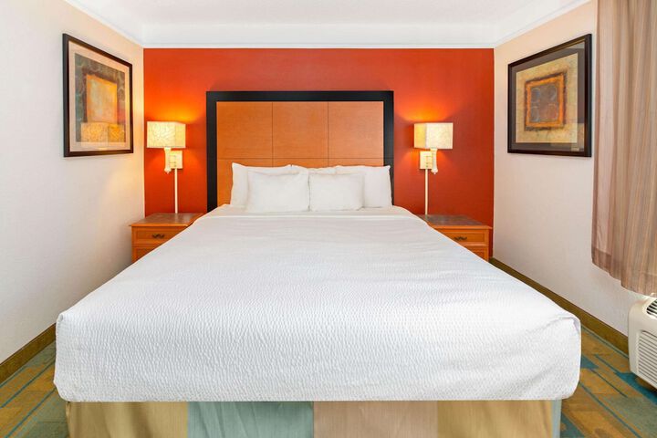 1 King Bed (16 of 18)