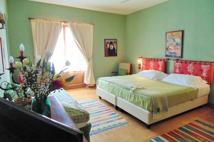 Room 5 of 81