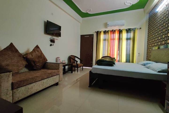 Room 5 of 13