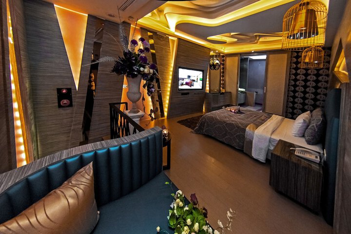 Room 2 of 63