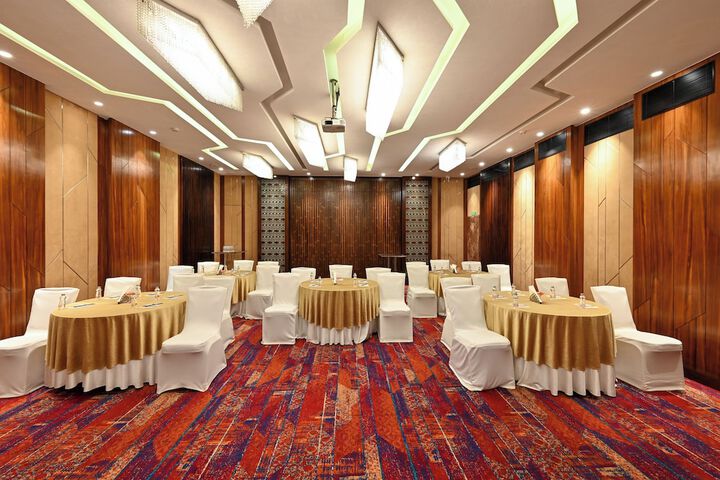 Ballroom/Hall 98 of 110