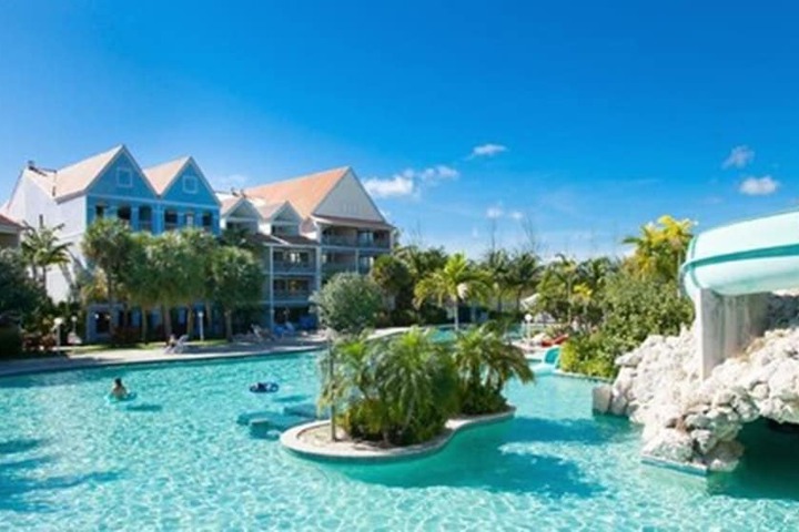Hotel with Pool