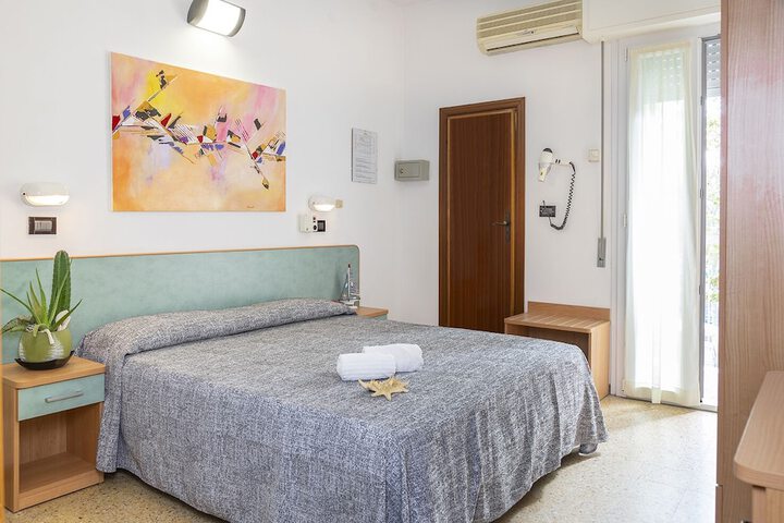 Room 4 of 42