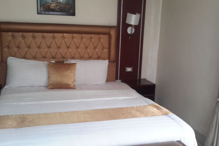 Room 10 of 28