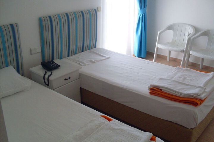 Room 6 of 100