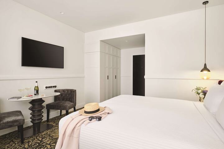 Room 32 of 100