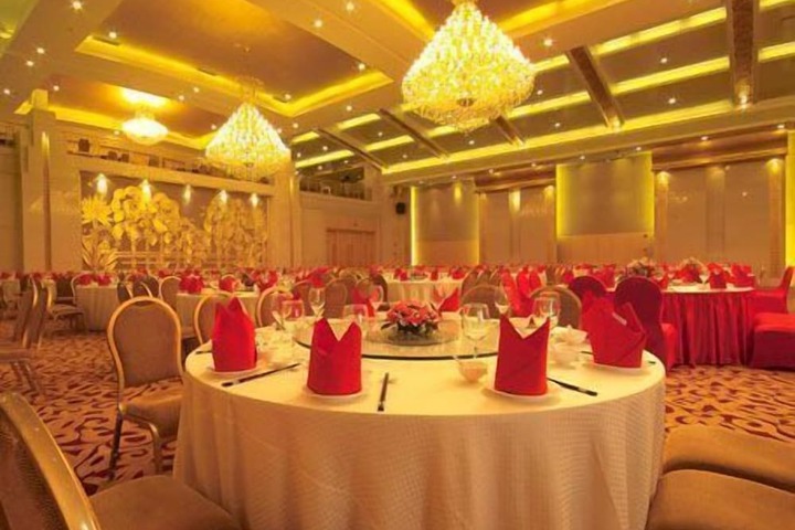 Ballroom/Hall 19 of 22