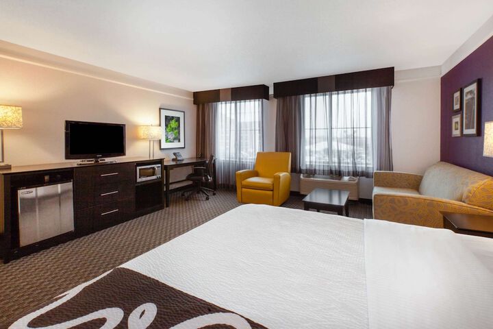 1 King Bed (7 of 10)