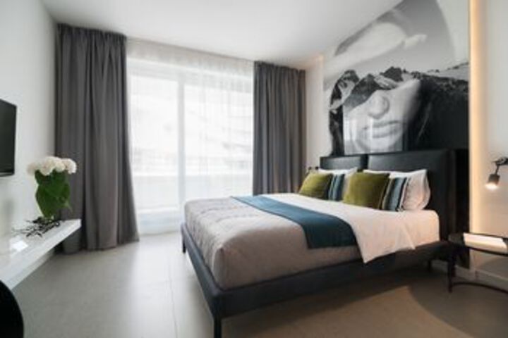 Room 27 of 76