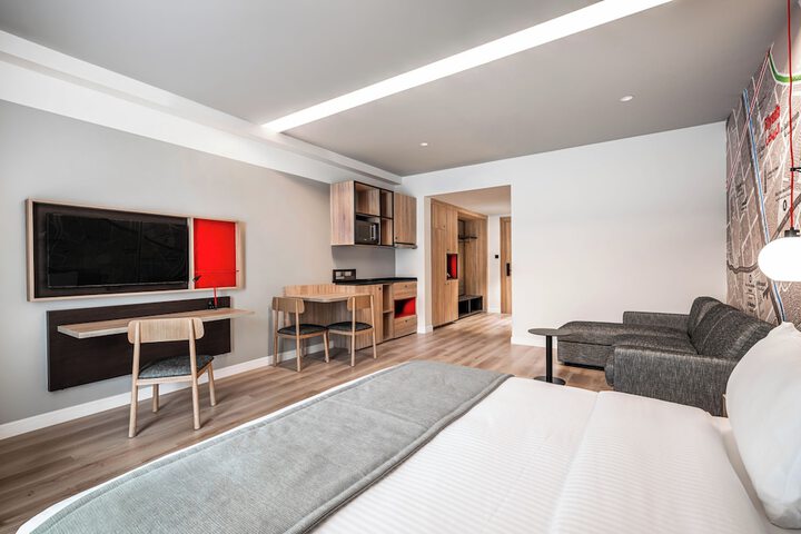 Room 32 of 195