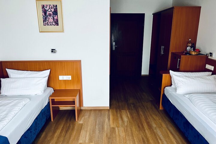 Room 28 of 175