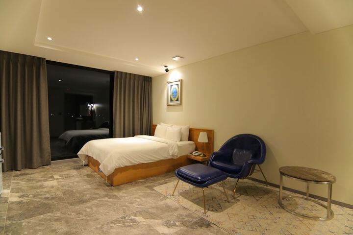 Room 43 of 190