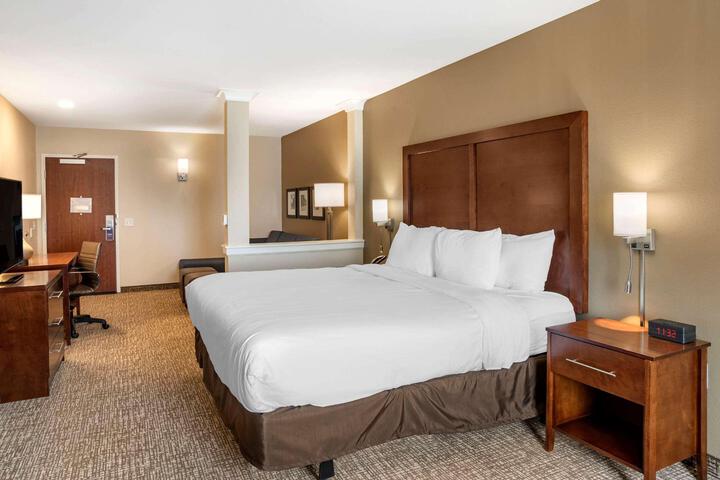 1 King Bed (4 of 26)