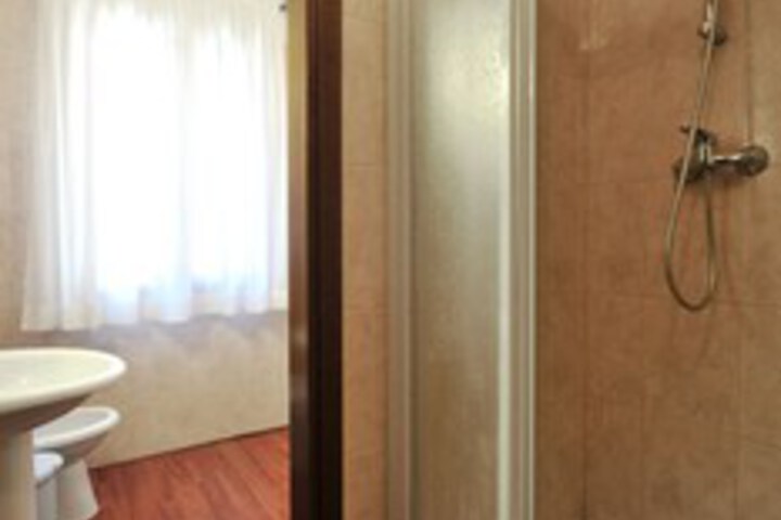 Room 5 of 18