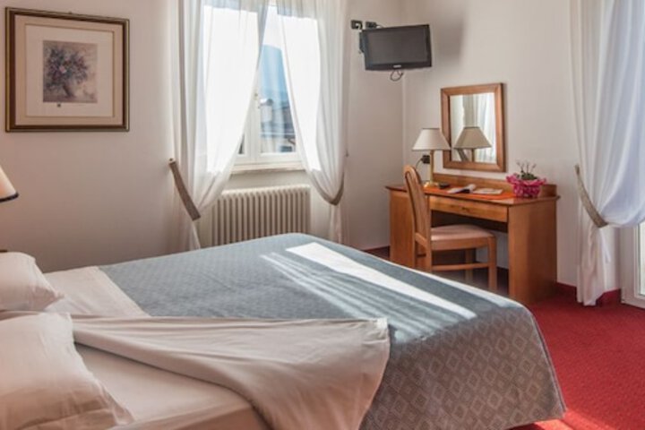Room 4 of 40