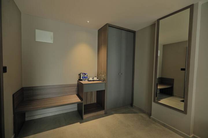 Room 27 of 40