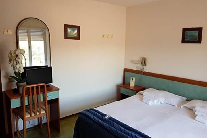 Room 2 of 65
