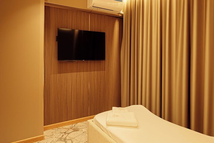 Room 4 of 16