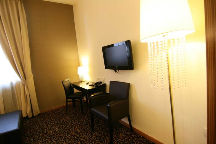 Room 10 of 32