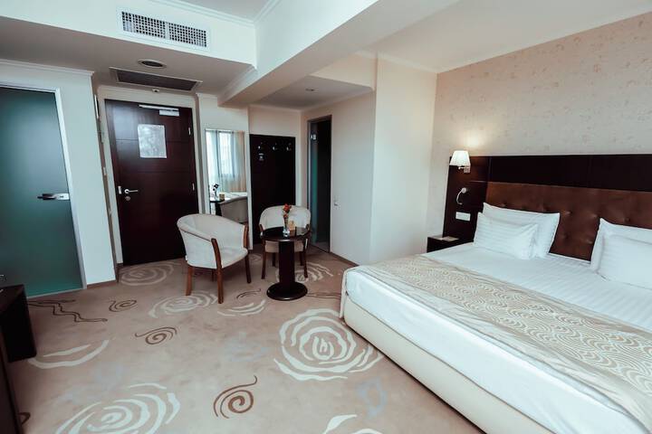 Room 17 of 93