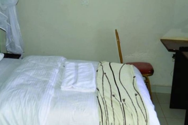 Room 4 of 16