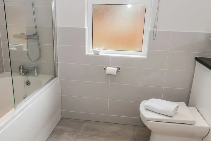 Room 6 of 16