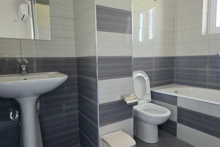 Room 6 of 8
