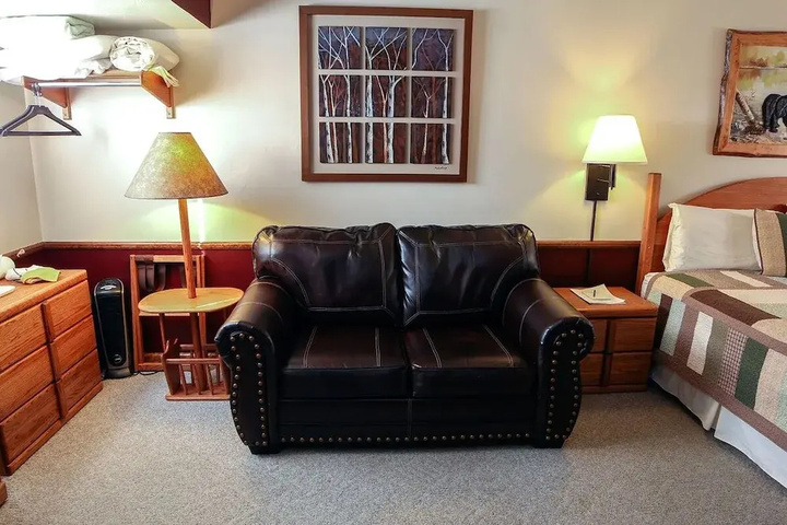 Room 3 of 8