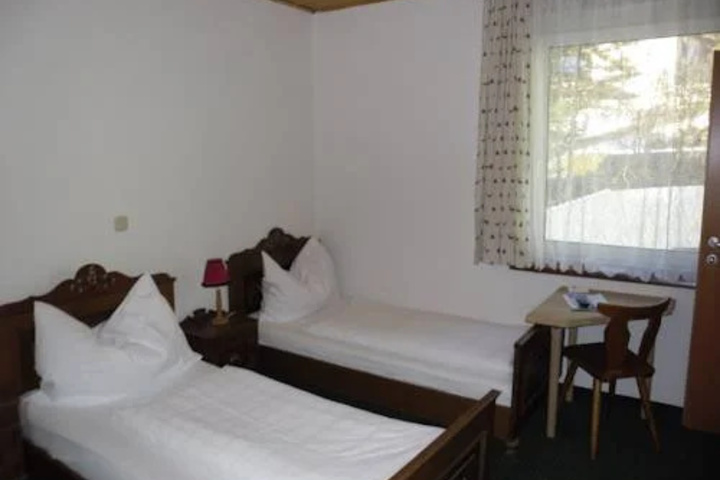 Room 4 of 16