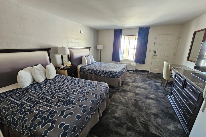 2 Double Beds (12 of 21)