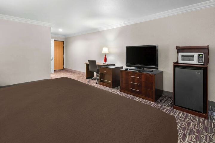 1 King Bed Microwave and Refrigerator Full Breakfast (17 of 19)