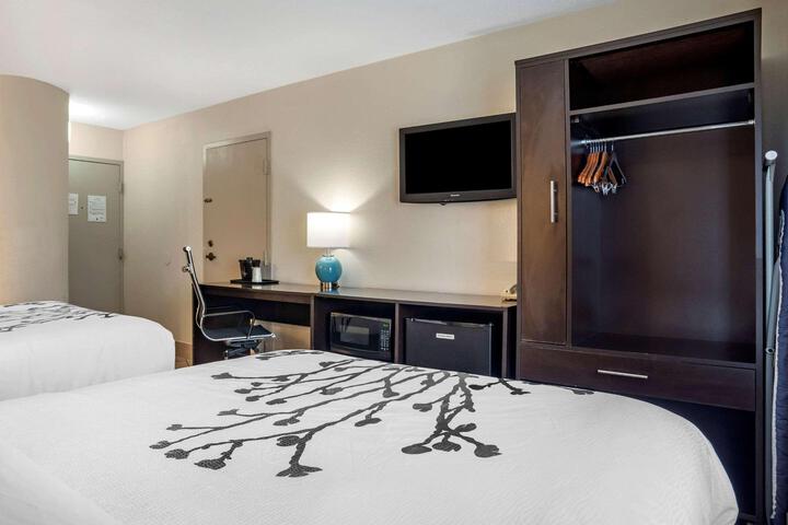 Room 40 of 100