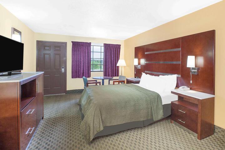 1 Queen Bed Mobility Accessible (8 of 11)