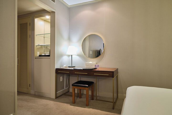 Room 18 of 48