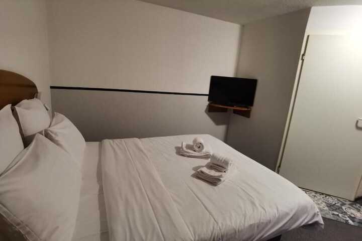 Room 17 of 38