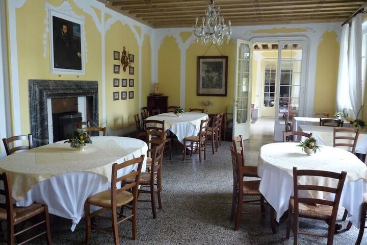 Dining 19 of 47