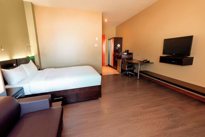 Room 6 of 62