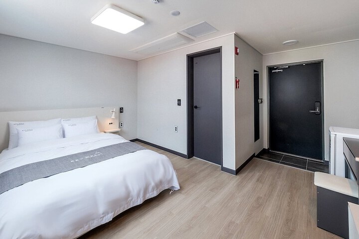 Room 9 of 28