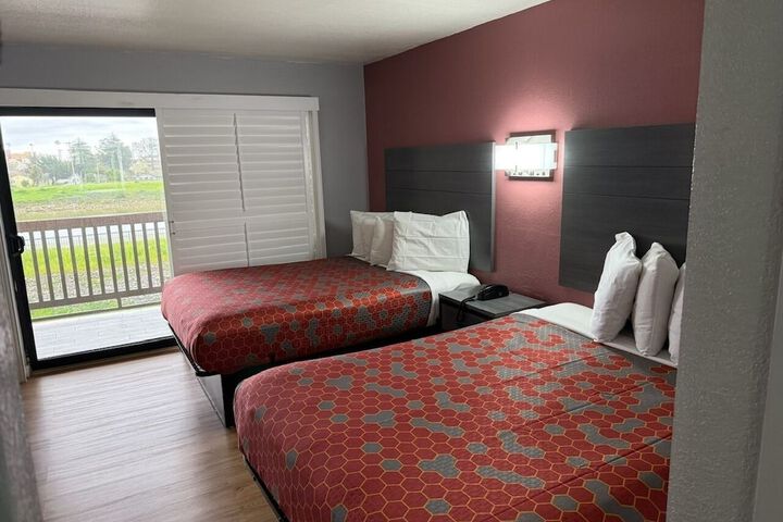 2 Queen Beds (8 of 11)