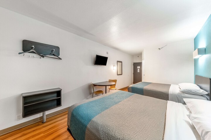 2 Queen Beds (8 of 14)