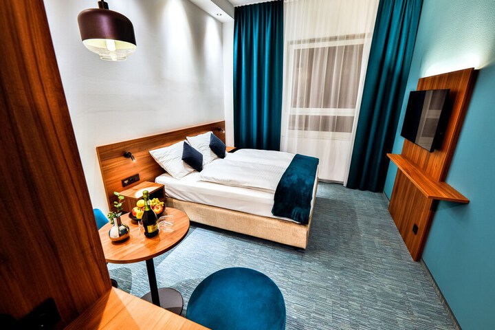 Room 8 of 107